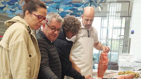 De izquierda a derecha, los chefs Catarina Correia, Rui de Paula y Gil Fernandes examinan los pescados del d�a con su proveedor de pescado habitual, en Matosinhos.