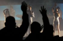 Las orquestas Cinema, en la foto, y Sinton�a de Vigo, pondr�n la nota musical esta noche. 