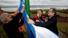 Personal de Protecci�n Civil y el alcalde de Carballo izaron la bandera en Razo