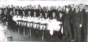 Agustina �lvarez, en el centro con sombrero, en una reuni�n de la Asociaci�n de la Prensa.