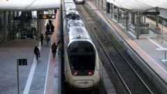 Un tren en la estaci�n intermodal de Santiago (foto de archivo)