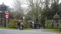 Miembros de la comisi�n judicial entrando al pazo de Meir�s este mi�rcoles para realizar un registro de los bienes