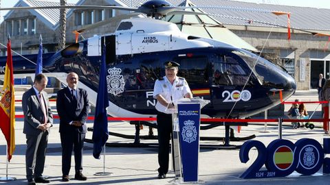 Detalle de la inauguración de la exhibición de vehículos históricos de la policía en los jardines Montero Ríos