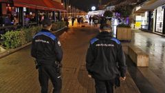 Dos agentes patrullan por la zona de ocio nocturno