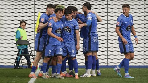 Enol Coto (dorsal 2) provoc&oacute; la pi&ntilde;a azulona para festejar el gol del empate