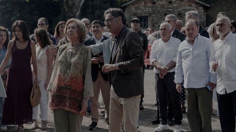 La reina em�rita Sof�a escucha las explicaciones del director xeral de Defensa do Monte, Tom�s Fern�ndez-Couto, sobre la actuaci�n que se har� en Rubi�.