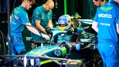 Alonso, saliendo del Aston Martin durante los test de pretemporada.