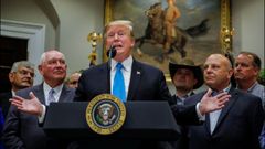 Trump present� las ayudas en la Casa Blanca rodeado de agricultores