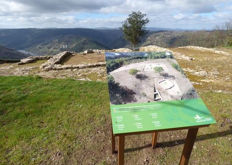 Un dos novos paneis situados xunto aos restos de estruturas construtivas desenterradas no castro 