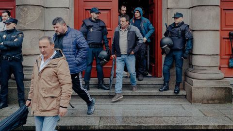 Los manifestantes del sector primario irrumpieron en la Subdelegaci�n del Gobierno en Ourense