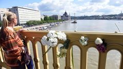 Flores en el puente Margarita en memoria de las v�ctimas del naufragio en el Danubio del pasado mi�rcoles