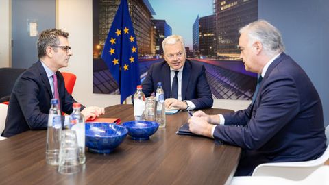 Imagen de archivo de la primera reunin entre Esteban Gonzlez Pons y Flix Bolaos, con la mediacin del comisario de Justicia, Didier Reynders.