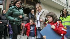 Un grupo de padres recoge a sus hijos, que llegan en el autob�s escolar del colegioo de Vent�n de O Milladoiro