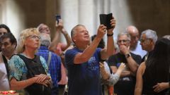 Los turistas admiran la catedral