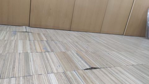 Imagen del entarimado defectuoso en la entrada de la comisar�a de Vigo