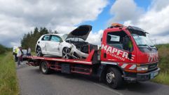 Uno de los coches implicados sufri� importantes destrozos tras volcar