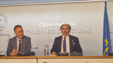 El gerente de la Universidad de Oviedo, Jos� Antonio D�az Lago; y el rector de la Universidad de Oviedo, Ignacio Villaverde