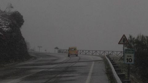 El inicio de la bajada del Alto do Boi a Quiroga por la LU-561 estaba abierto y sin necesidad de usar cadenas a las seis de la tarde, pero a esa hora estaba empezando a nevar con fuerza