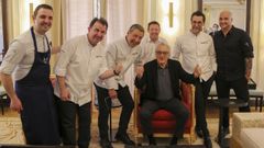 El actor estadounidense Robert De Niro (sentado) posa  junto a los chefs encargados de preparar un men especial para l en el hotel Mandarn Oriental Ritz de Madrid
