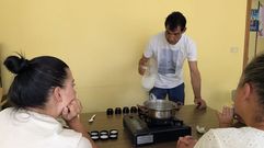 El taller �Eco Sun Cream� se desarroll� en un local cedido por la parroquia en Carballo