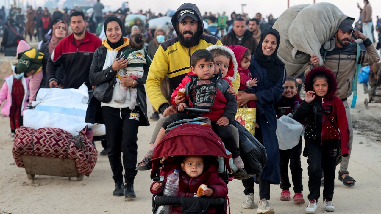 Decenas de miles de palestinos cruzan a un norte de Gaza arrasado