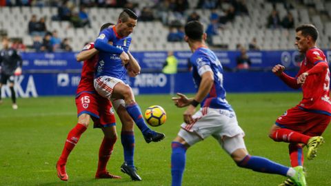 Real Oviedo Numancia Saul Berjon Horizontal.Saul Berjon controla un balon frente al Numancia