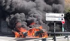 El incendio del veh�culo en Arteixo provoc� una densa humareda