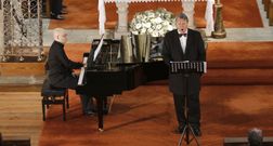 De Santiago particip� en el homenaje y lo hizo de la mejor manera: cantando. 