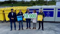 Gabriel Al�n, Pablo P�rez, Manuel Pedro Fern�ndez, �ngeles V�zquez y Fernando Bl�zquez, en la entrega del contenedor 10.000