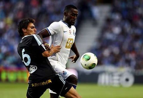 Jonathan Vila, en una acci�n con el colombiano del Oporto Jackson Mart�nez.