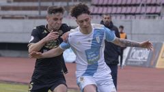Dami�n Canedo protege el bal�n ante Dani Vidal, del Polvor�n, el pasado domingo.
