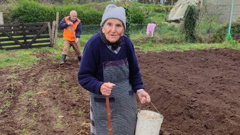 Uns das antes de cumprir 104 anos, Juliana axudou a botar as patacas na Cancela