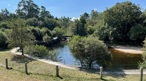 Playa fluvial de Xesteira, en el ro Almofrei, en Cerdedo-Cotobade