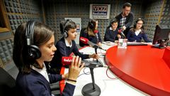 A trav�s de la libertad que ofrece, la radio es un medio �nico de promover la cultura. En la imagen, alumnos del colegio Sagrada Familia, de Ald�n, en los estudios de Radio Voz