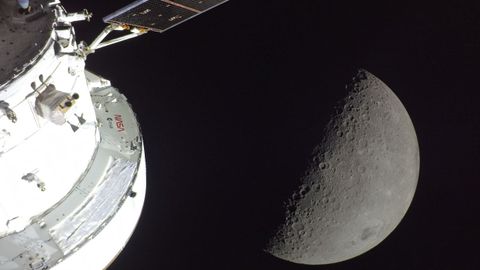 La c�psula Orion de la misi�n Artemis II, en su aproximaci�n a la Luna.