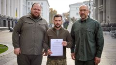 Zelenski posa con la solicitud de ingreso en la OTAN.