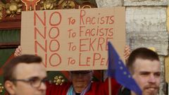 Un grupo de manifestantes contra la ultraderecha en Tall�n (Estonia)