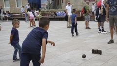 Un ni�o disfrutando del juego popular, bolos celtas
