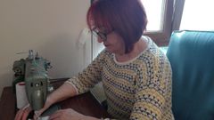 Carmen Vila elaborando una mascarilla en su domicilio