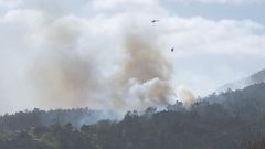 Un helic�ptero de Medio Rural descarga agua sobre el incendio de Escarabote
