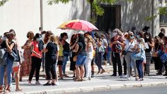 Multitud de profesores esperando ayer en Madrid