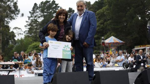 PREMIO VOZ NATURA OURENSE. CEIP Albino Nez (Ourense). Julio Sacristn, alcalde de Culleredo, hizo entrega del premio a la profesora Concepcin Reza y a los alumnos Martio Romero y Candela Lamelas