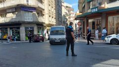La Polic�a Local de Ourense, regulando el tr�fico tras un incidente en la avenida de la Habana.