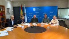 El conselleiro de Sanidade, en el centro, junto al alcalde de Ortigueira y la concejala del ramo (derecha), en la reuni�n