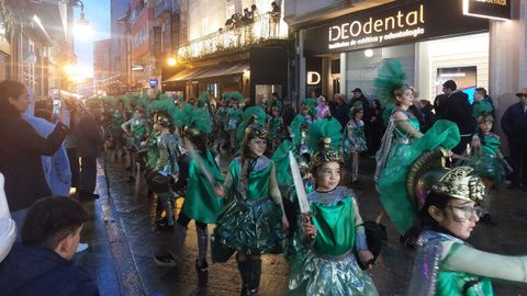 Ritmo y calor para desafiar a la lluvia en el desfile de entroido de O Carballi�o