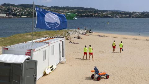 Primer día de bandera azul y socorristas, antes de ayer en la playa de Caranza