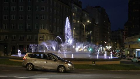 La fuente de Cuatro Caminos iluminada