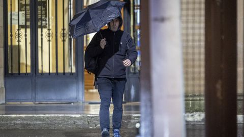 El jefe de ETA abandonando la prisi�n el pasado martes para ir a trabajar