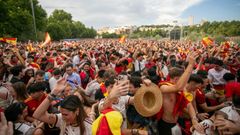 Aficionados espa�oles, celebrando la victoria de la selecci�n sobre Francia.