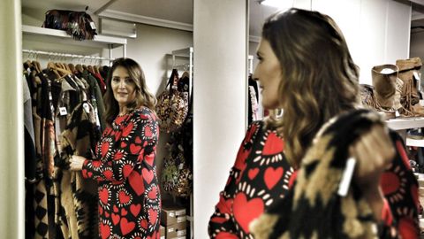 Rosa María Costa es la propietaria de la nueva tienda de la rúa da Paz, Azahara